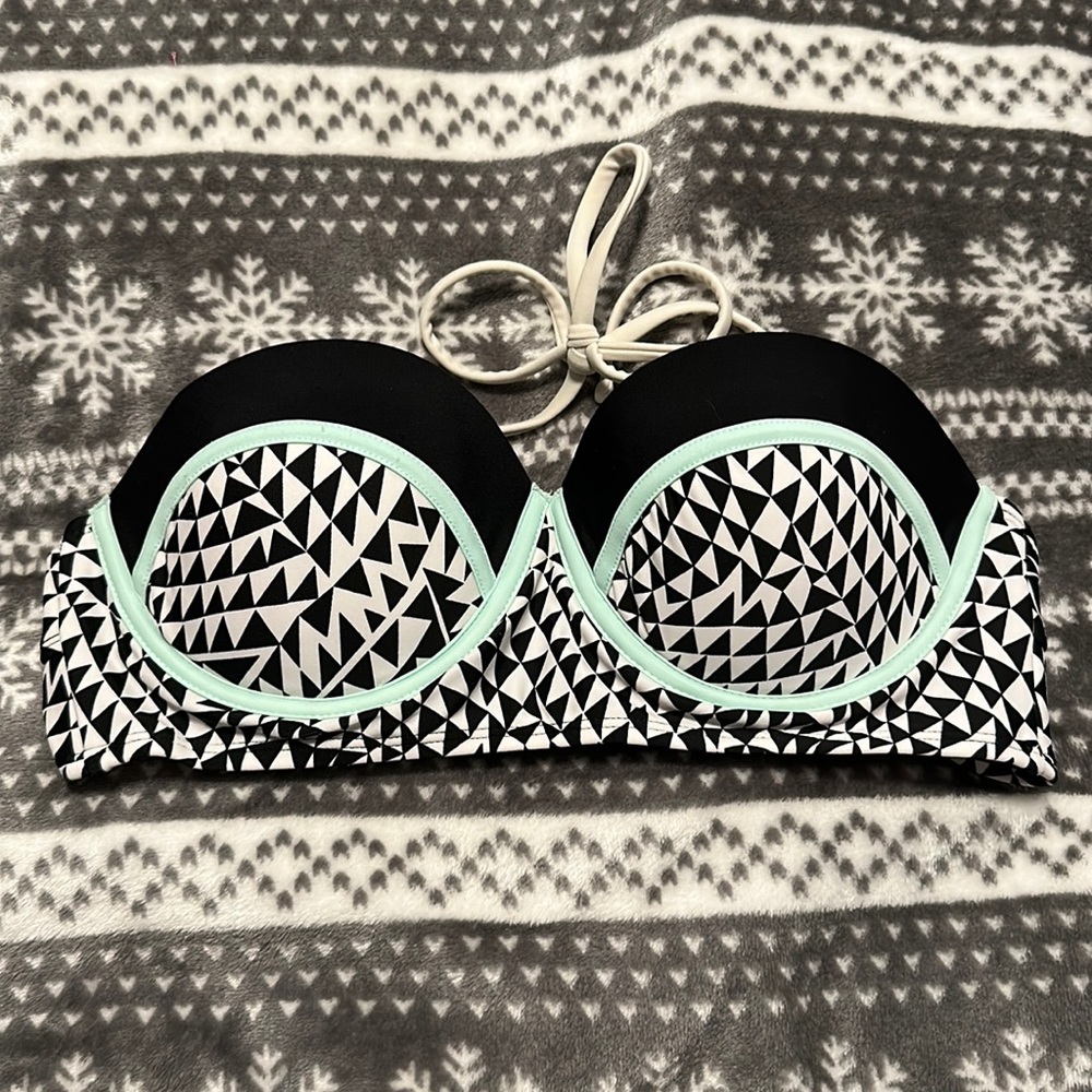 Black white bathing suit top with a design! Size M!